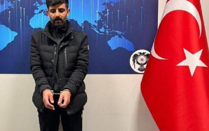 Le militant kurde Mehmet Kopal exhibé par les médias turcs après son expulsion par la France