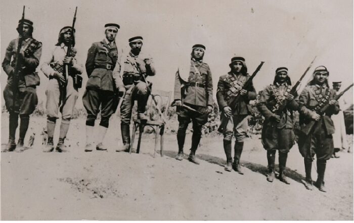 Milice arabe avec leur commandant Abd-el-Razak, en 1938 © DP