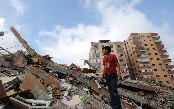Un Palestinien récupère ses affaires dans les ruines de Gaza © United Nations Photo